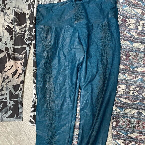 ONZIE Yoga Bundle - 2 Crops, 1 Legging Size XS - Picture 2 of 5
